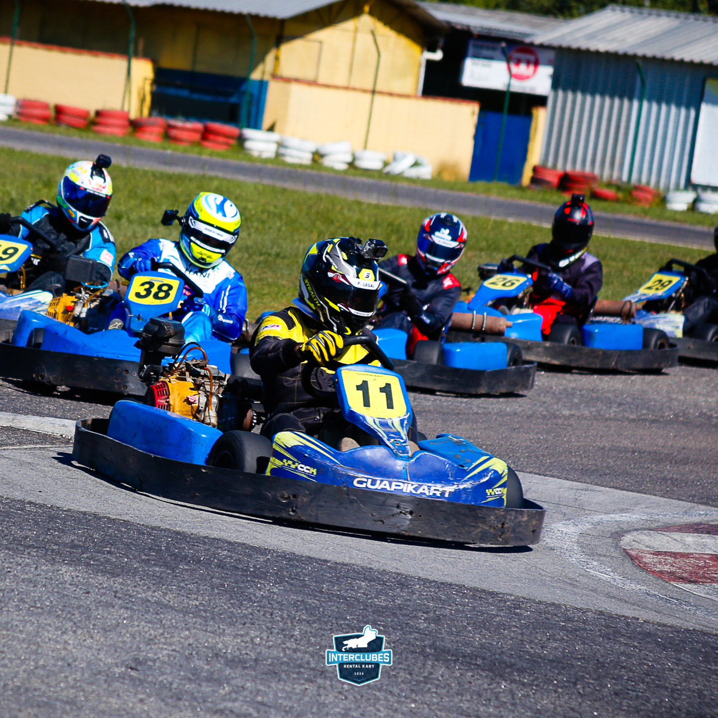 Karts disputando posição na pista
